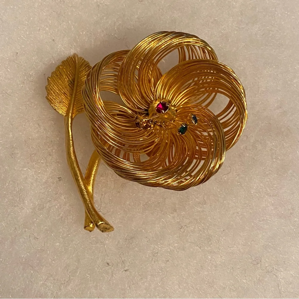 VINTAGE BROOCH GOLD TONE WIRE WRAPPED FLOWER COLORED RHINESTONE CENTER